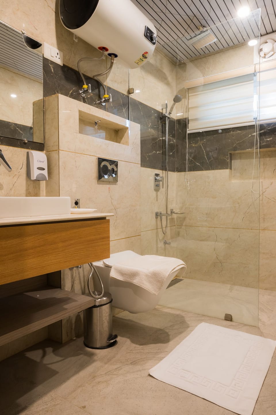 Deluxe Room | Bathroom | Shower, rainfall showerhead, free toiletries, hair dryer