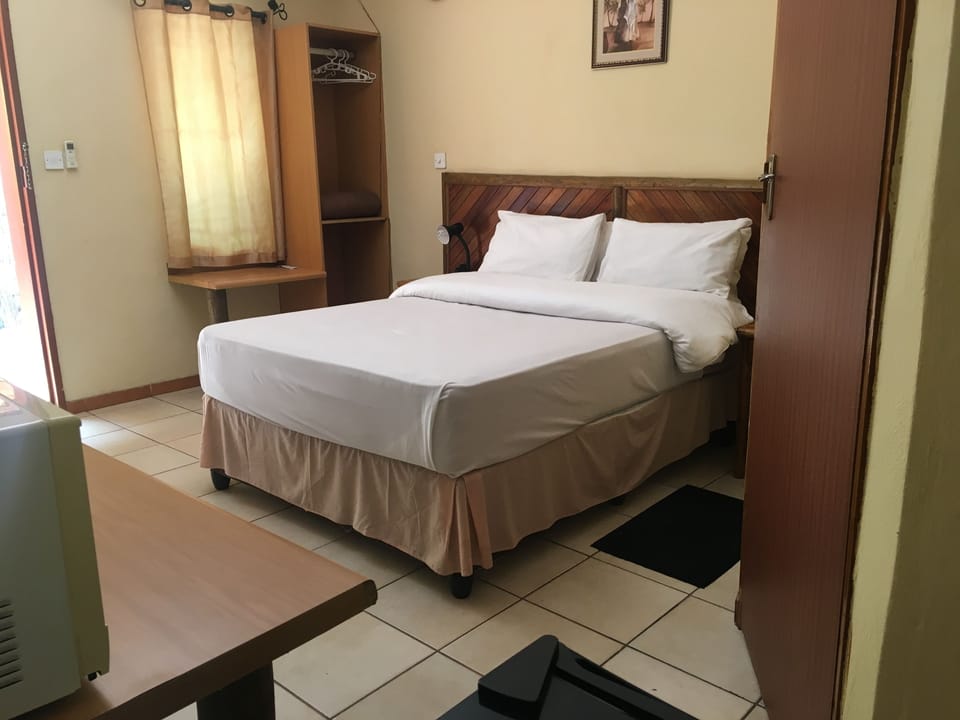 Luxury Chalet, Kitchenette, Garden View | Desk, WiFi (free)