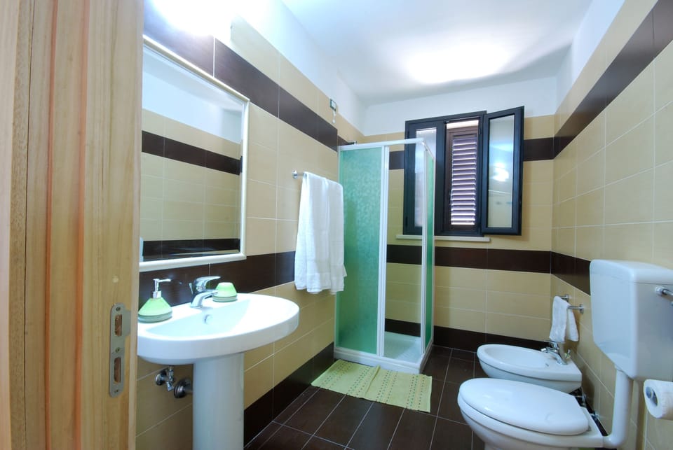 Economy Condo, 2 Bedrooms, Private Bathroom | Bathroom | Shower, rainfall showerhead, free toiletries, hair dryer
