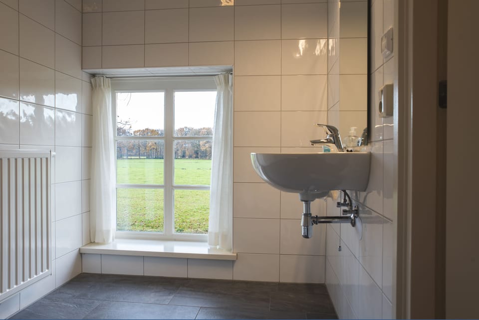Honeymoon Room, 1 King Bed, Garden View | Bathroom sink
