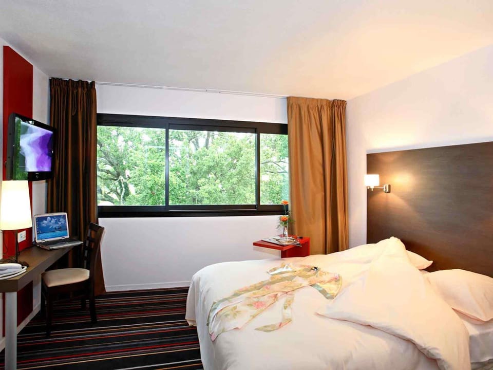 Standard Room, 1 Double Bed | In-room safe, desk, WiFi (free)