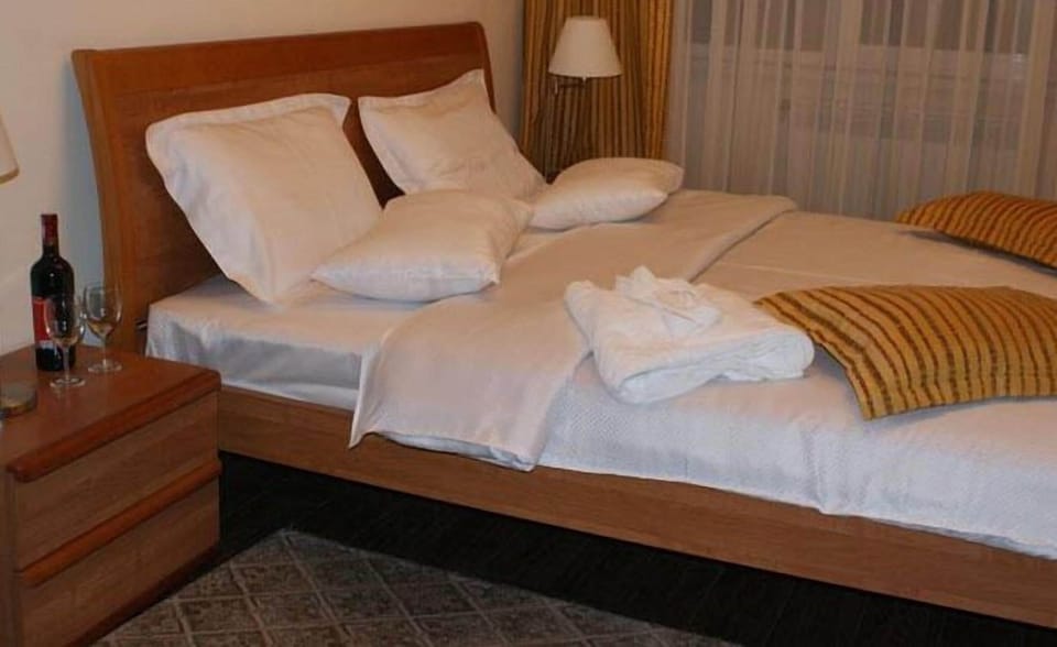 Suite | 1 bedroom, premium bedding, desk, iron/ironing board