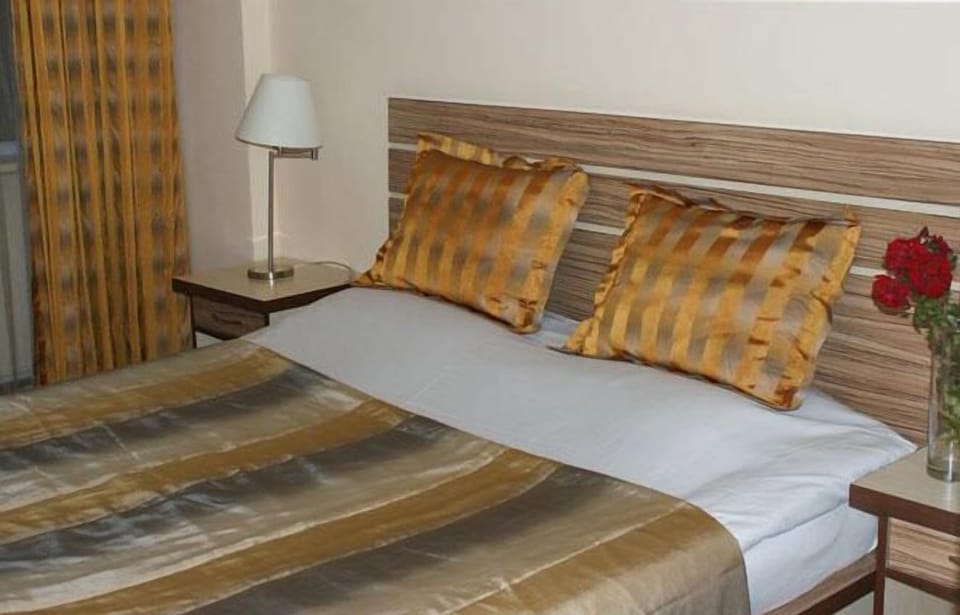 Junior Suite | 1 bedroom, premium bedding, desk, iron/ironing board