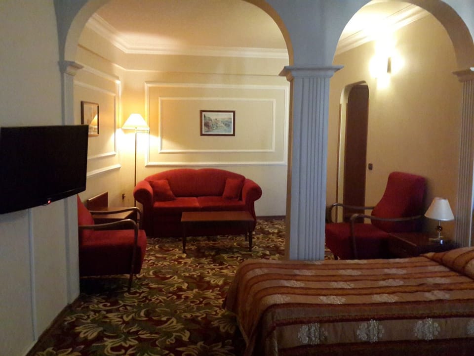 Suite | In-room safe, desk, cribs (free), WiFi (free)