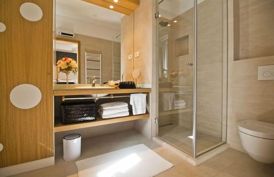 Deluxe Double Room, Balcony (VIP 3) | Bathroom | Shower, designer toiletries, hair dryer, slippers