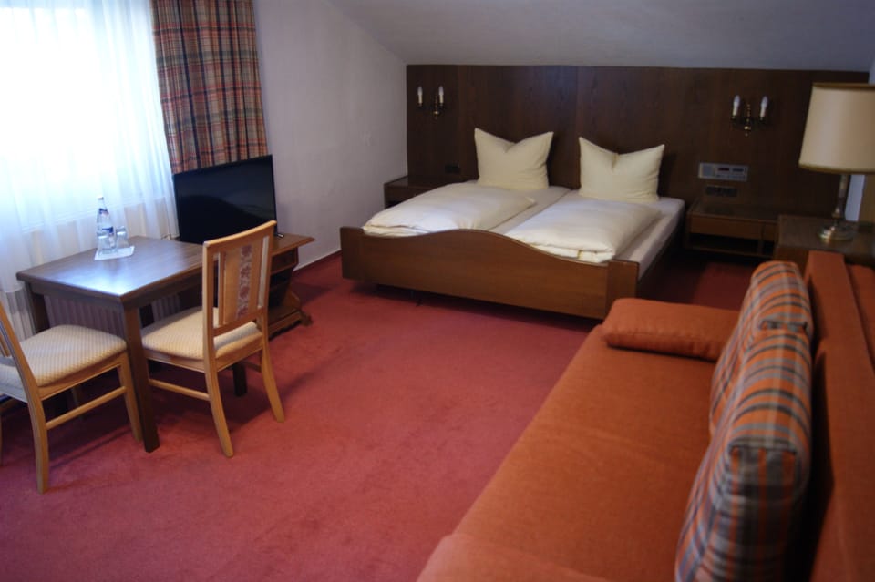 Triple Room | Cribs/infant beds, free WiFi, bed sheets