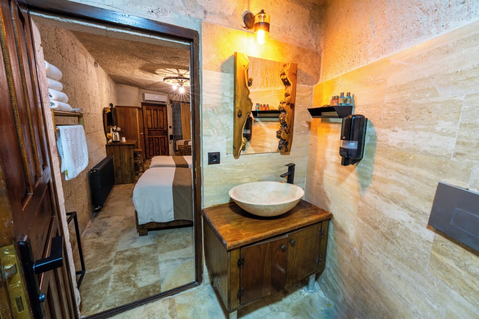 Family Cave Suites  | Bathroom | Hair dryer, slippers, bidet, towels