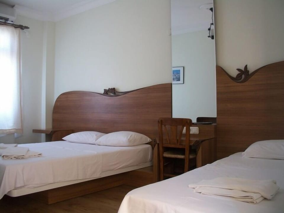 Triple Room | Minibar, bed sheets