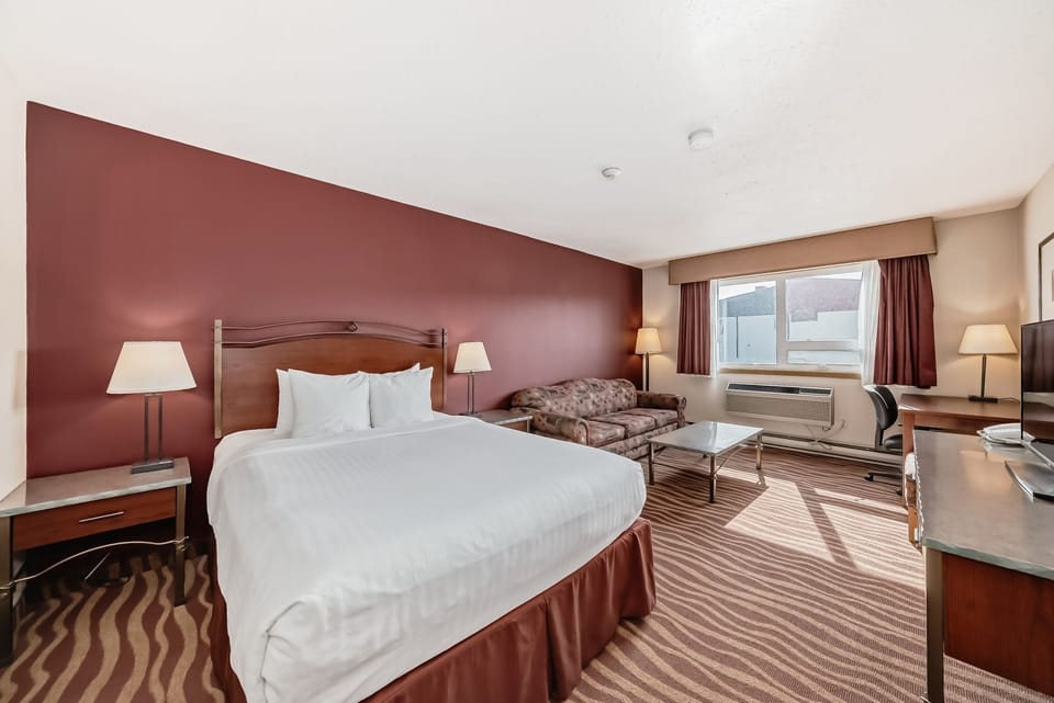 Room, 1 Queen Bed, Refrigerator & Microwave | Iron/ironing board, WiFi (free), bed sheets