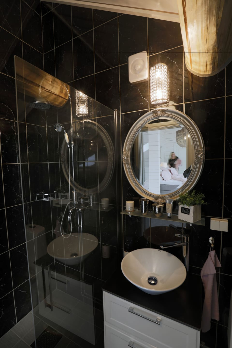 Family Suite, Ensuite | Bathroom | Shower, free toiletries, towels