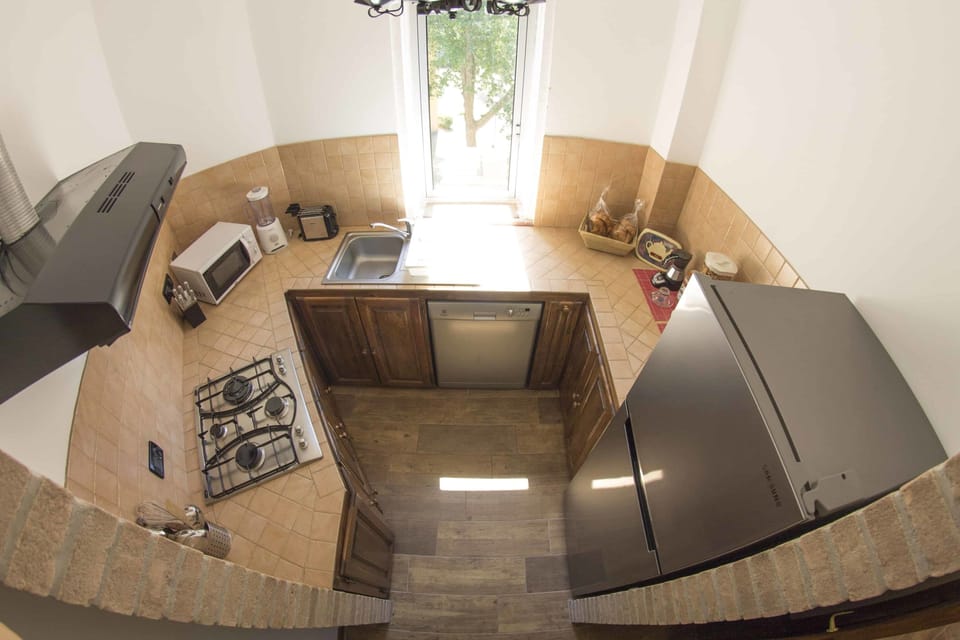 Full-size fridge, microwave, stovetop, dishwasher