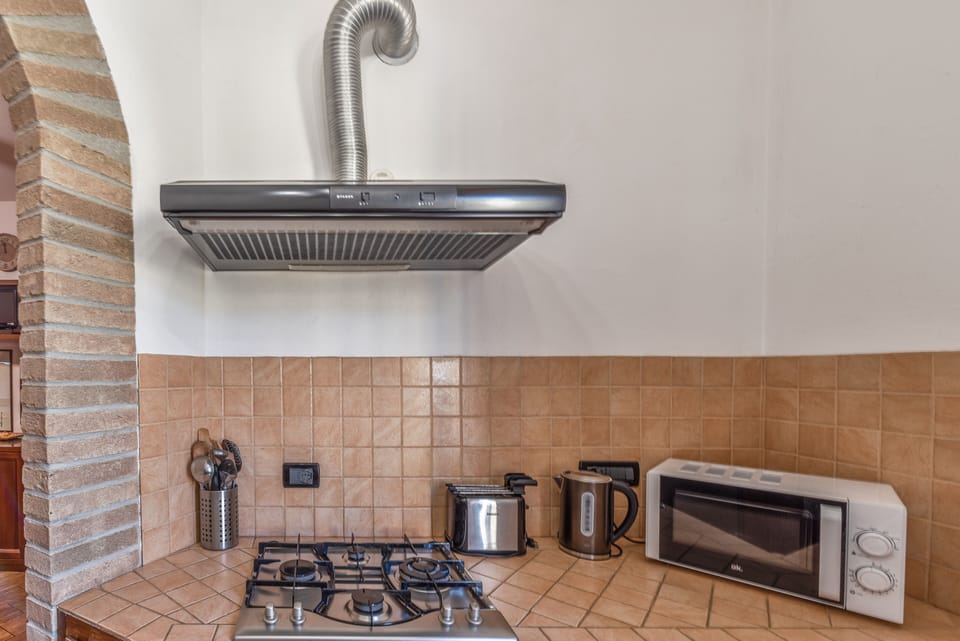 Full-size fridge, microwave, stovetop, dishwasher