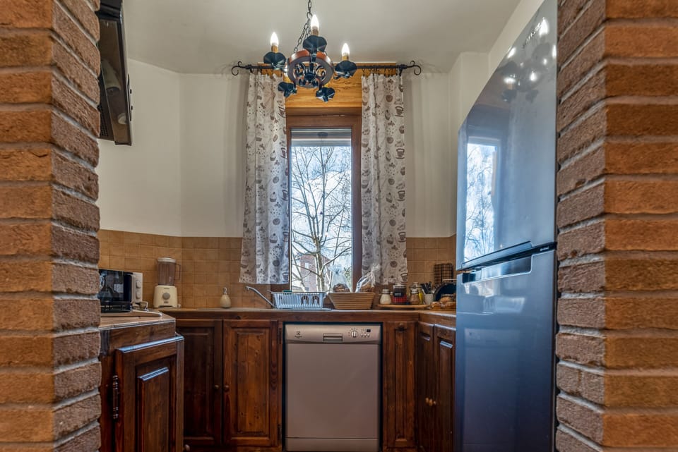 Full-size fridge, microwave, stovetop, dishwasher