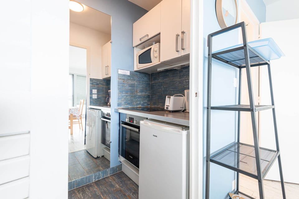 Apartment, 1 Bedroom, Terrace, Sea View (n° 807) | Private kitchen | Stovetop, coffee/tea maker, electric kettle, cookware/dishes/utensils