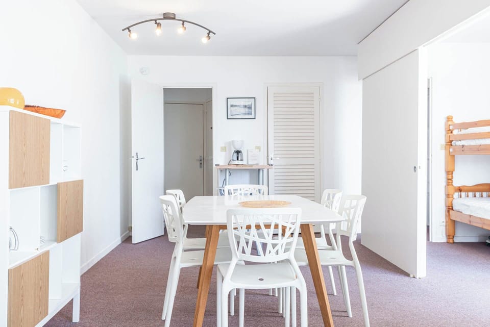 Family Apartment, 1 Bedroom, Terrace, Sea View (n° 807) | Living area | 15-inch flat-screen TV with digital channels
