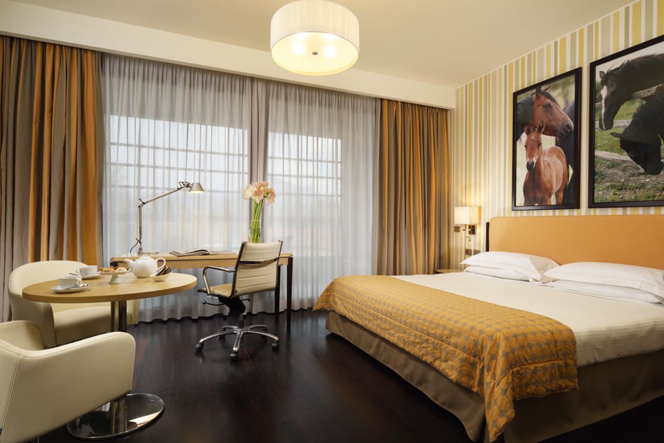 Deluxe Room | In-room safe, desk, blackout drapes, soundproofing