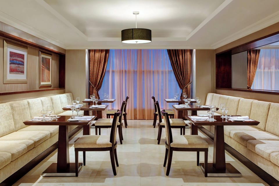 3 restaurants; breakfast, lunch, and dinner served