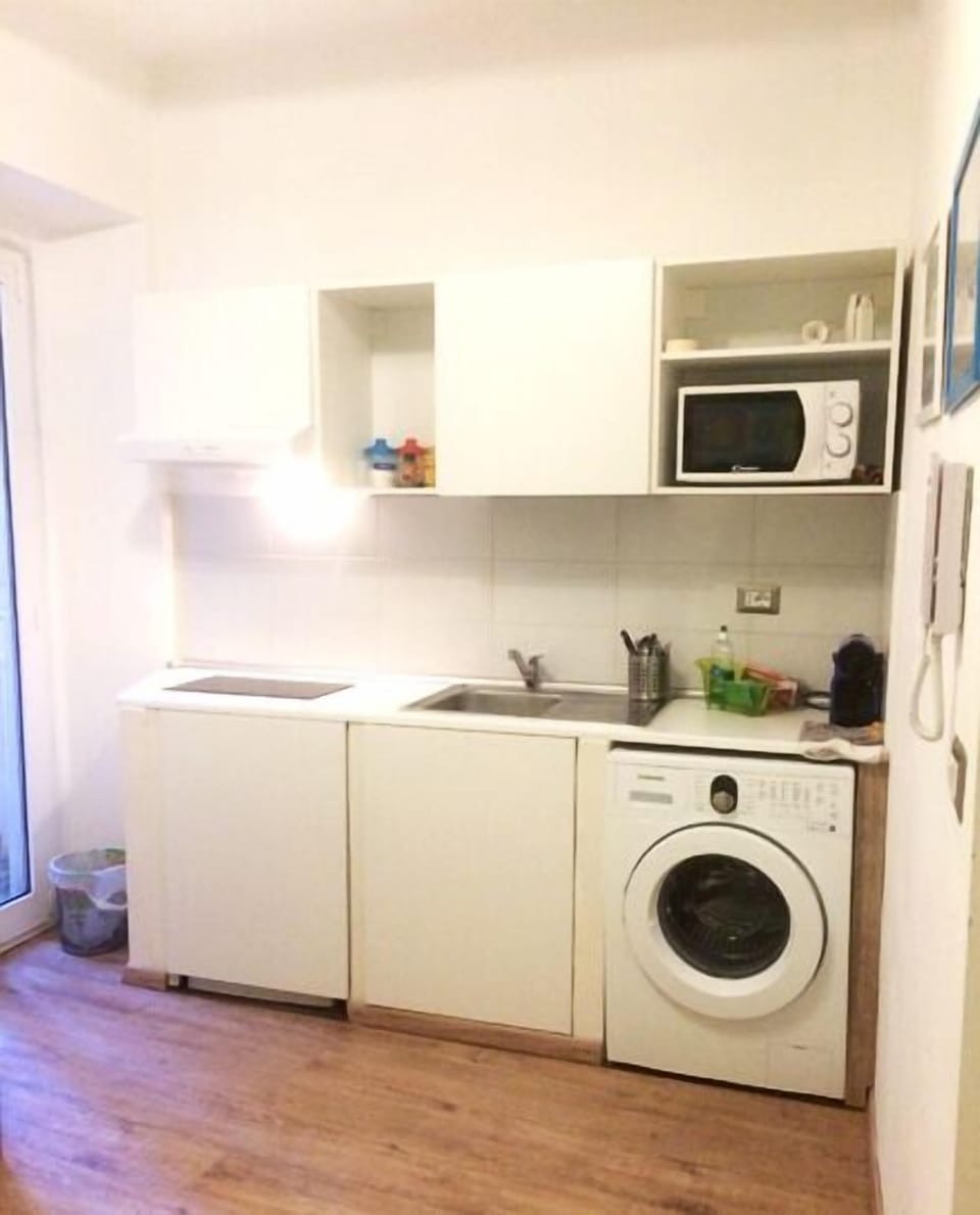 Basic Room, 1 Bedroom | Private kitchenette | Shared fridge, microwave, coffee/tea maker, electric kettle