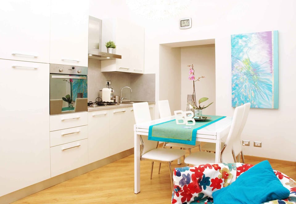 Basic Room, 1 Bedroom | Private kitchen | Shared fridge, microwave, coffee/tea maker, electric kettle