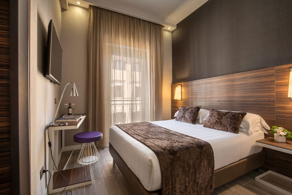 Basic Room, 1 Double Bed | Minibar, in-room safe, desk, soundproofing