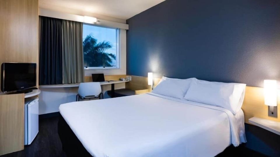Standard Room, 1 Double Bed | Minibar, in-room safe, desk, blackout drapes