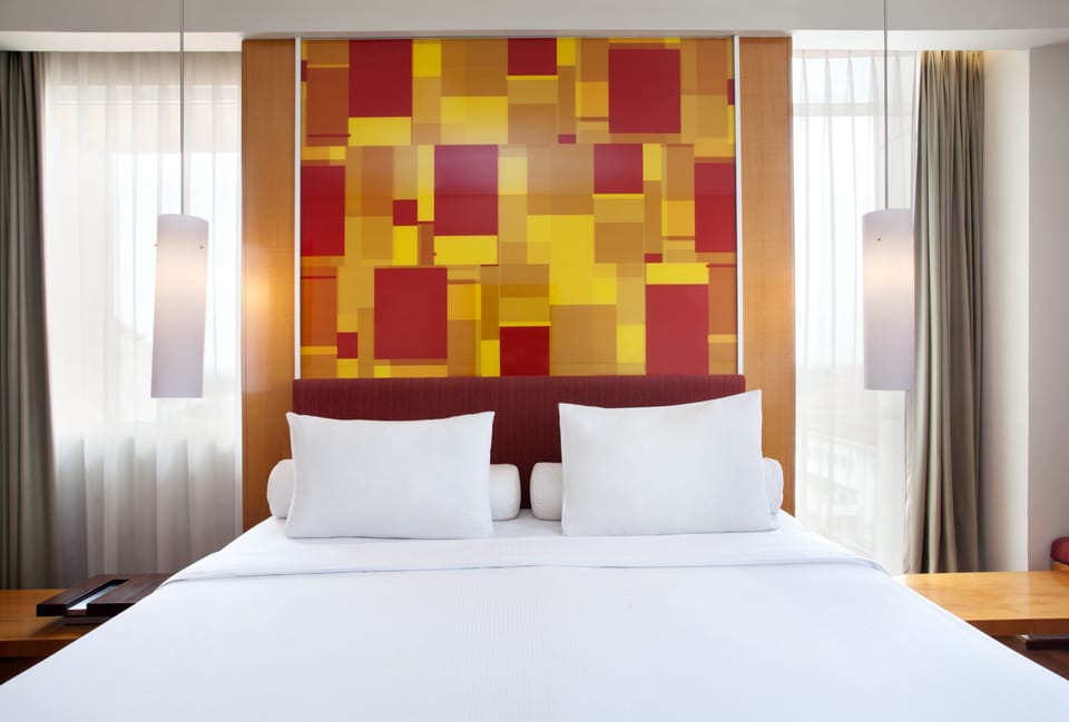 Family Room, 1 Queen Bed | Minibar, in-room safe, desk, soundproofing