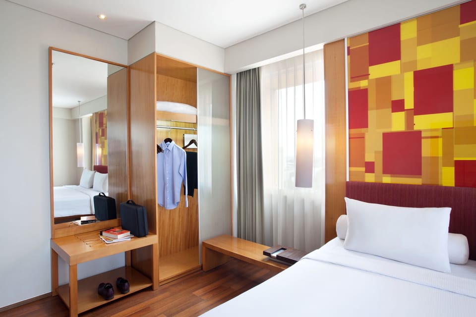 Family Room, 1 Queen Bed | Minibar, in-room safe, desk, soundproofing