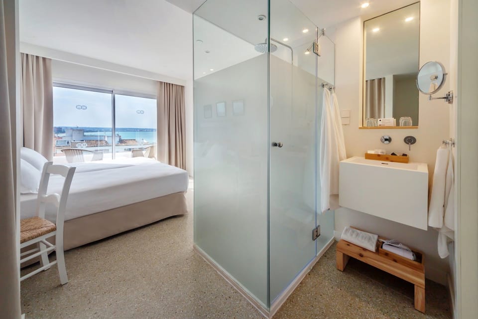Superior Double Room | In-room safe, desk, blackout drapes, WiFi (free)