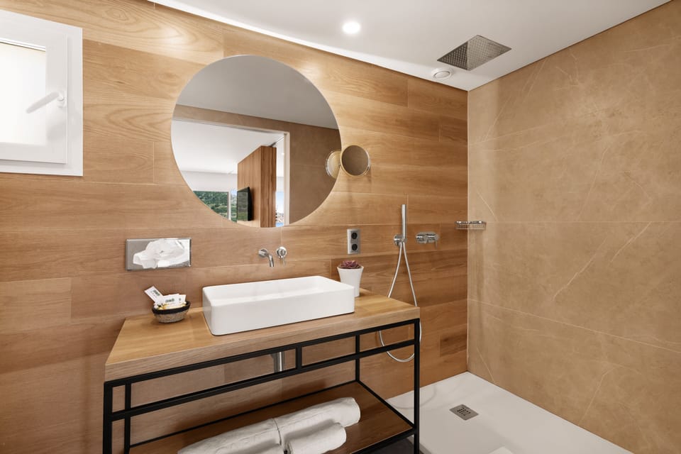 Shower, rainfall showerhead, free toiletries, hair dryer