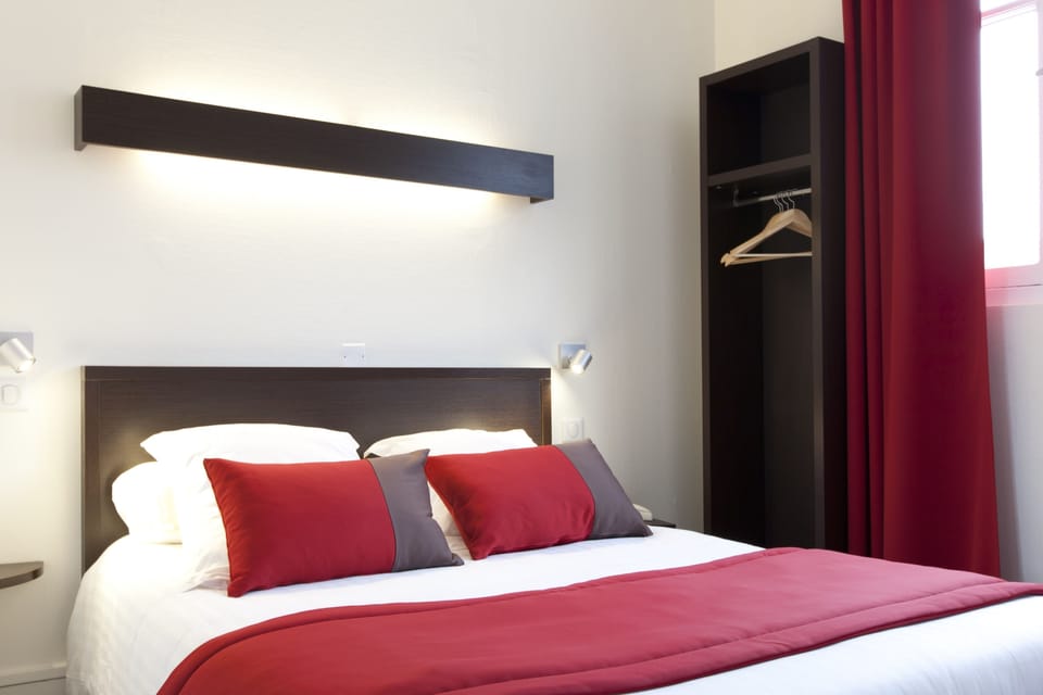 Desk, blackout drapes, free WiFi, bed sheets
