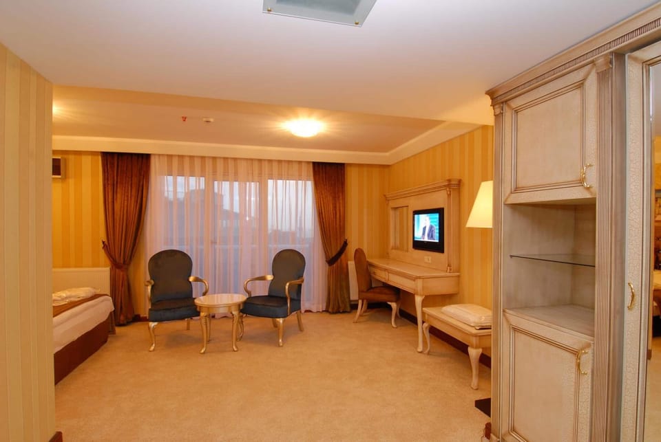 Minibar, in-room safe, individually decorated, desk