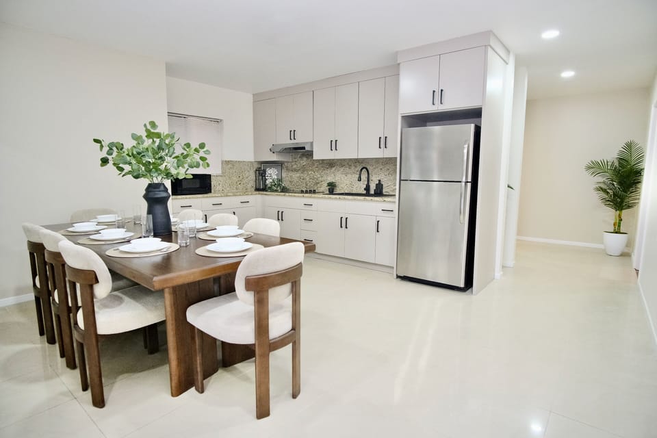 Luxury Apartment, 3 Bedrooms (402) | Private kitchen | Coffee/tea maker, freezer