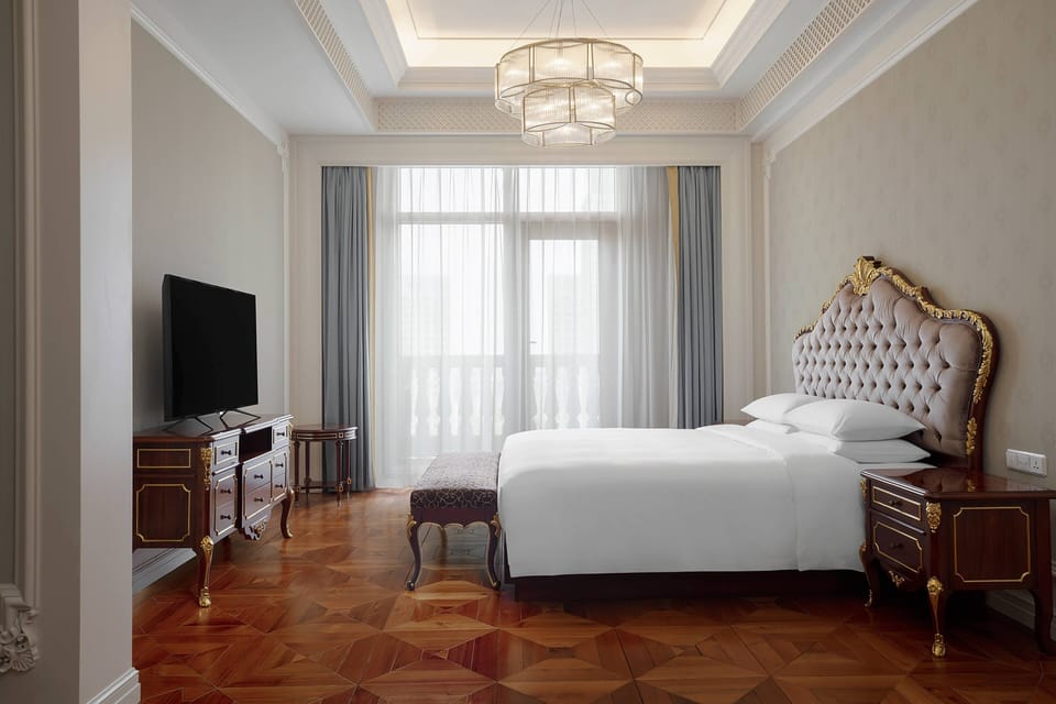 Club Suite, 1 Bedroom, City View | Minibar, in-room safe, desk, laptop workspace