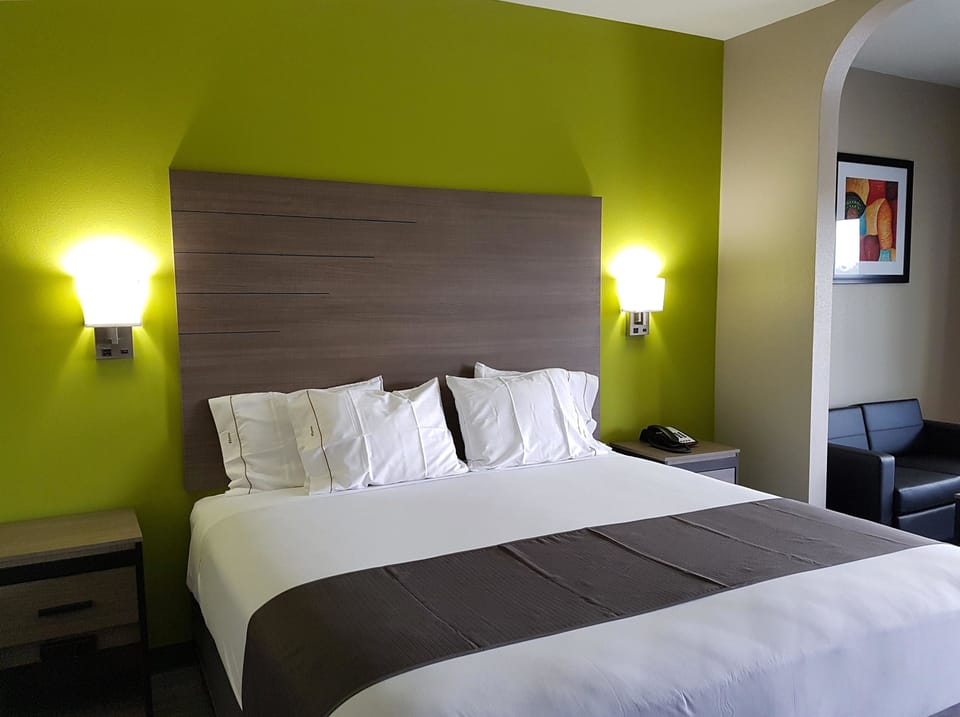 Room, 1 King Bed | Free WiFi, bed sheets, wheelchair access