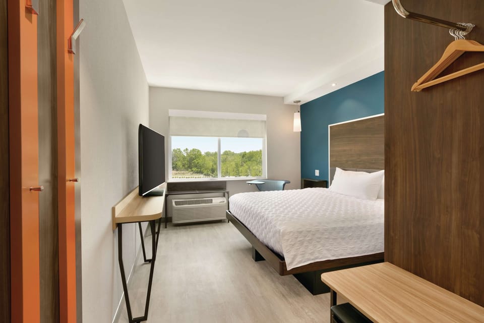 Room, 1 King Bed | In-room safe, desk, laptop workspace, blackout drapes