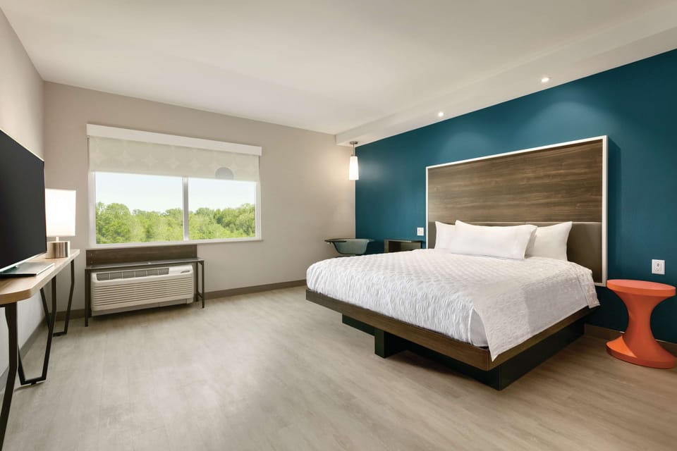 In-room safe, desk, laptop workspace, blackout drapes