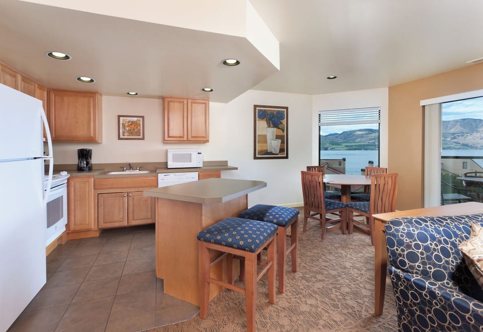 Full-size fridge, microwave, coffee/tea maker, toaster