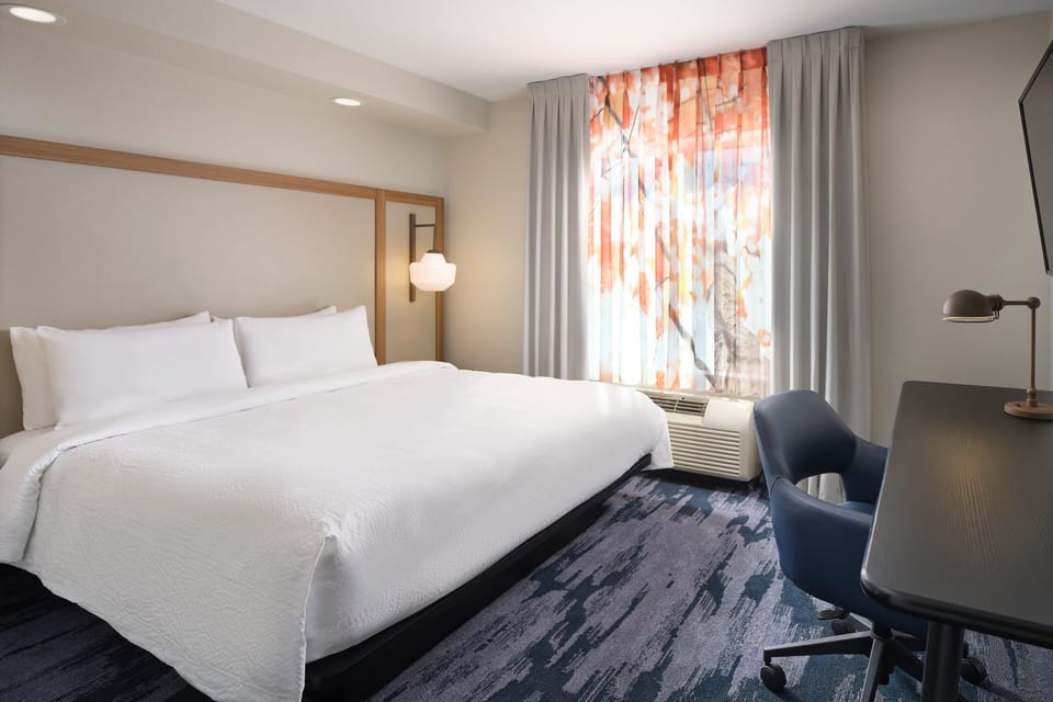 Premium bedding, desk, iron/ironing board, free WiFi