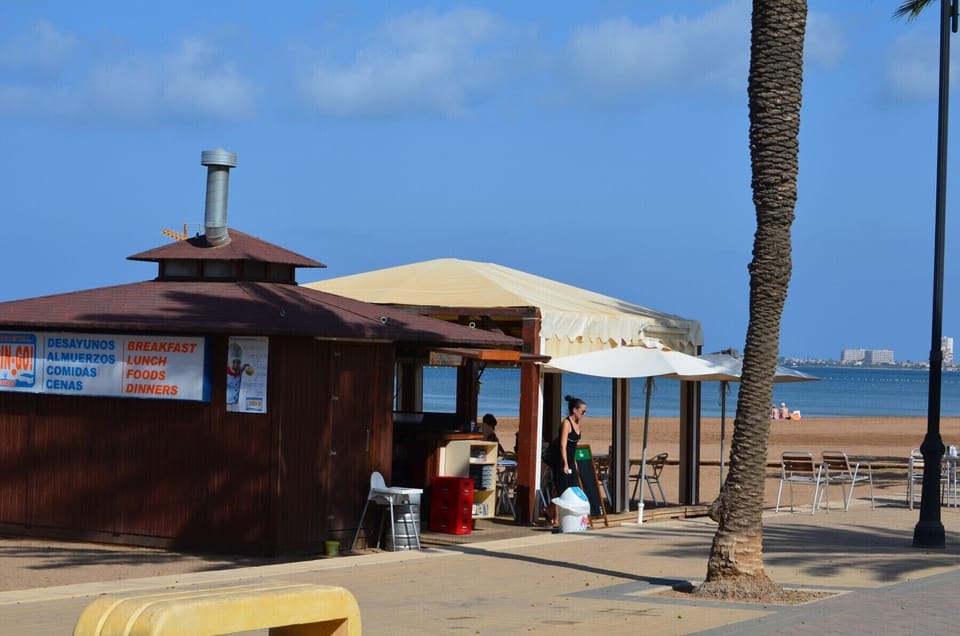 Place to eat. drink and relax on Mar Menor beach in Mar de Cristal
