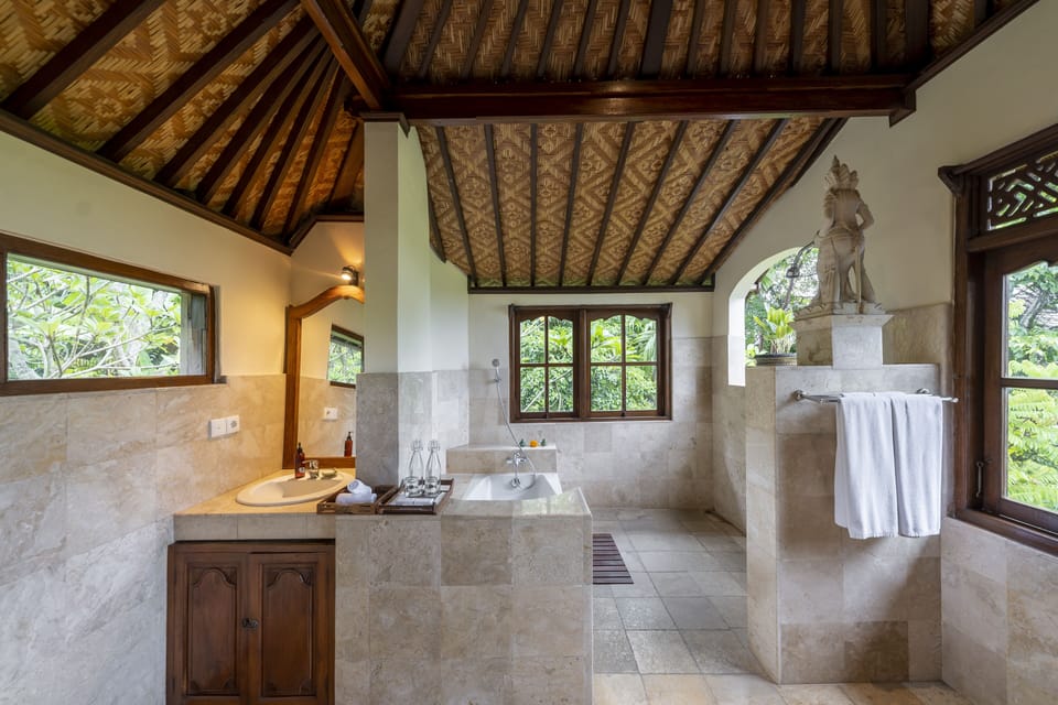 Grand Deluxe Rooms | Bathroom | Combined shower/tub, rainfall showerhead, free toiletries, hair dryer