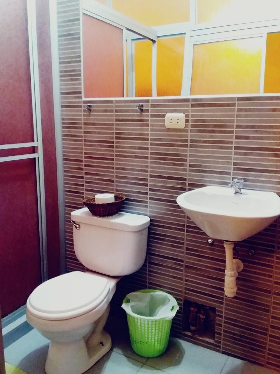 House, 6 Bedrooms | Bathroom | Shower, towels