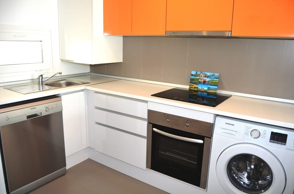 Spacious kitchen with all modern kitchen ware
