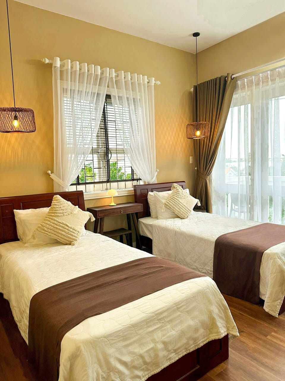 Deluxe Twin Room, Balcony, City View | Minibar, individually furnished, desk, laptop workspace
