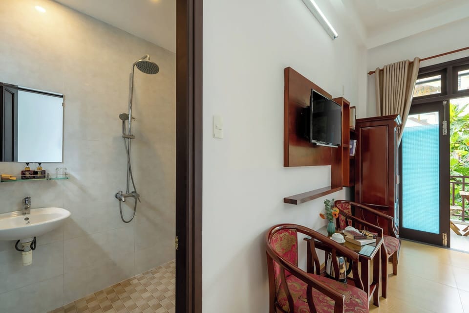 Shower, rainfall showerhead, free toiletries, hair dryer