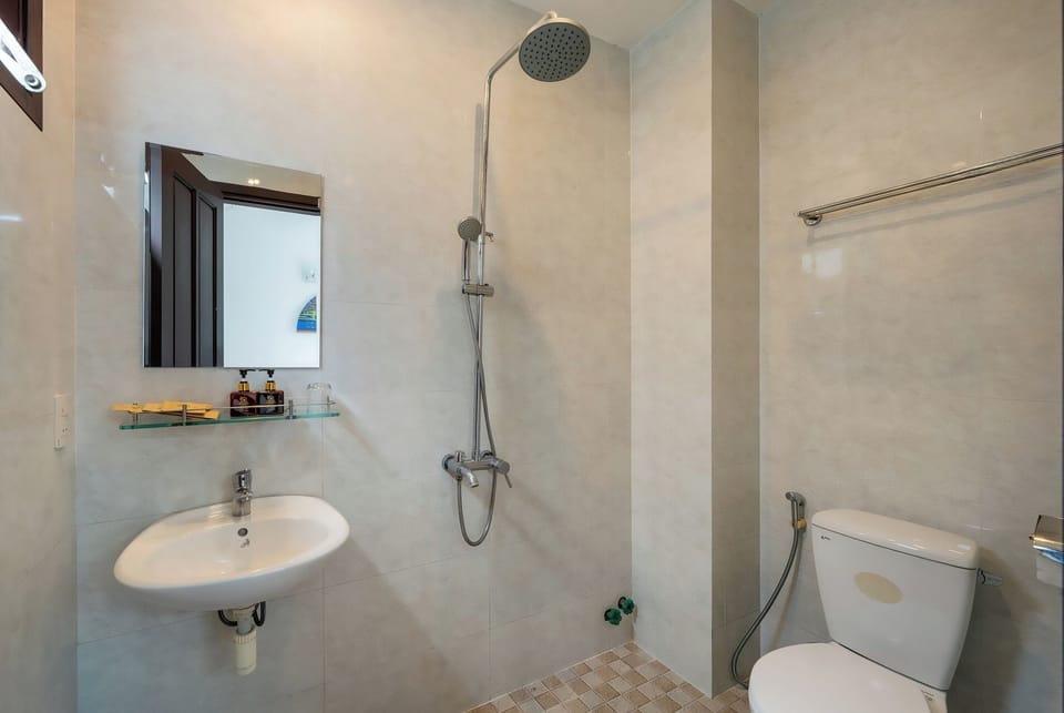 Shower, rainfall showerhead, free toiletries, hair dryer