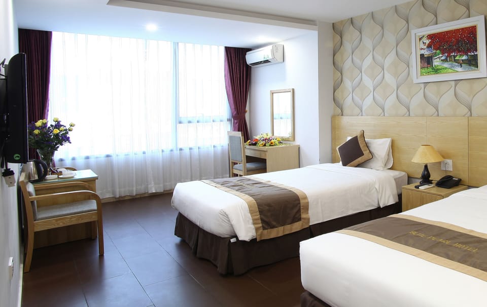 Deluxe Twin Room | Minibar, in-room safe, desk, soundproofing