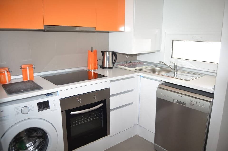 Spacious kitchen with all modern kitchen ware