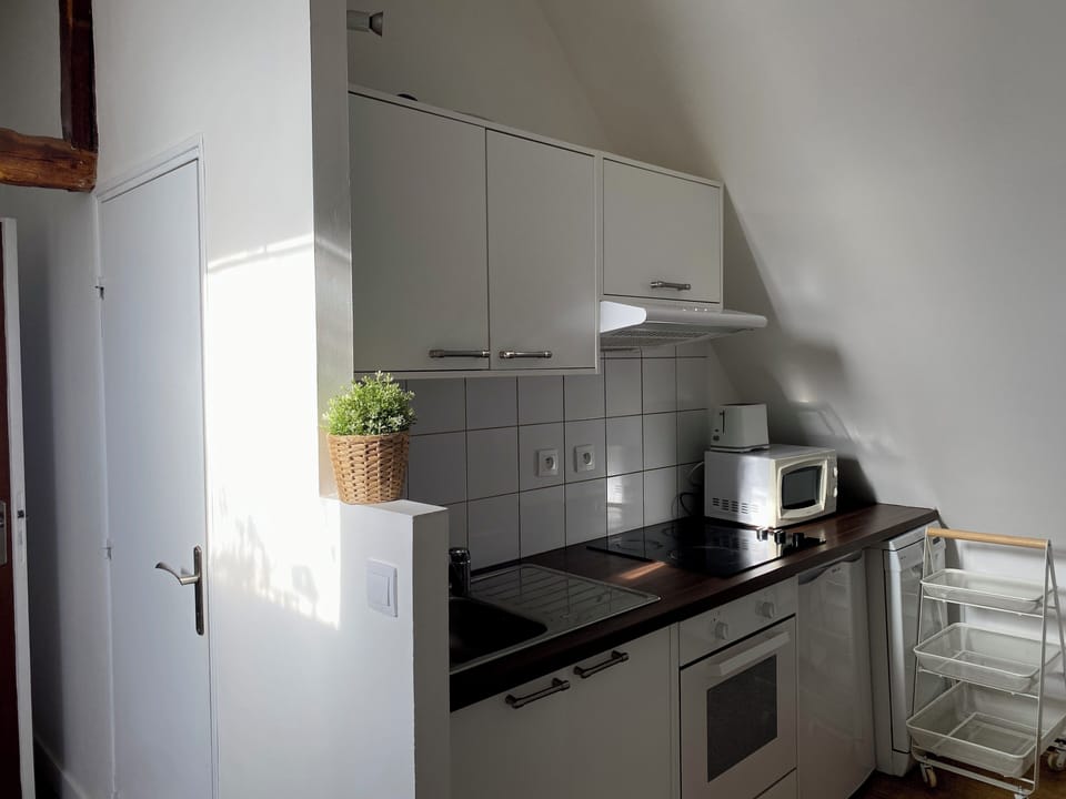 Apartment (La Chapelle) | Private kitchen | Toaster, dining tables