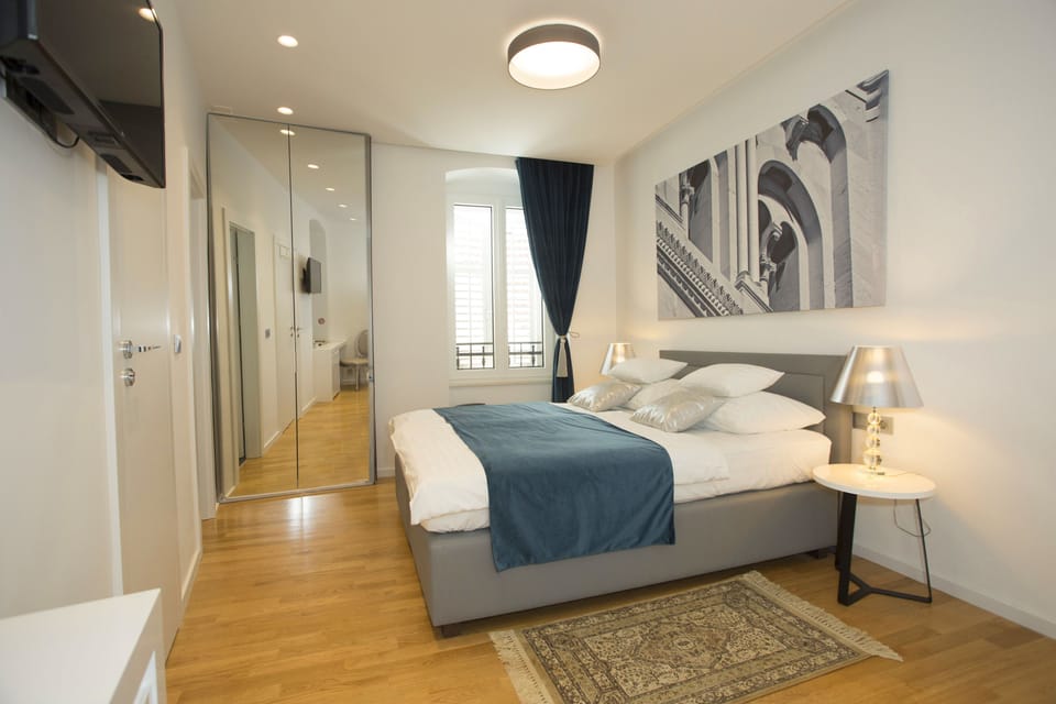 Deluxe Queen Room | 1 bedroom, Egyptian cotton sheets, in-room safe, desk
