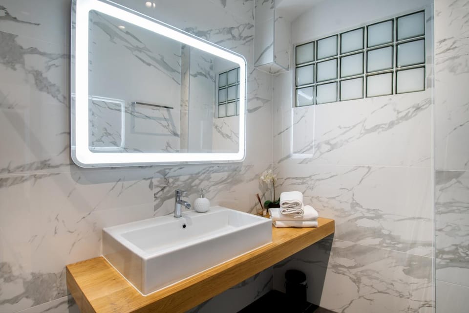 Superior Queen Room | Bathroom | Shower, rainfall showerhead, free toiletries, hair dryer